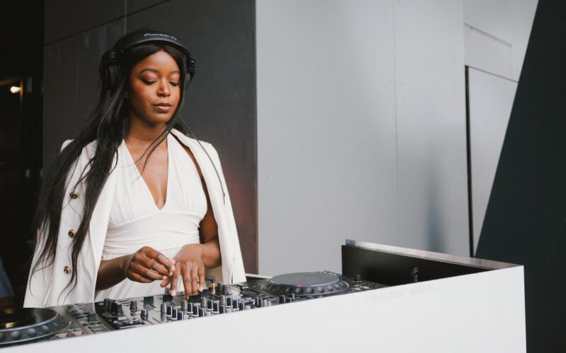 DJ