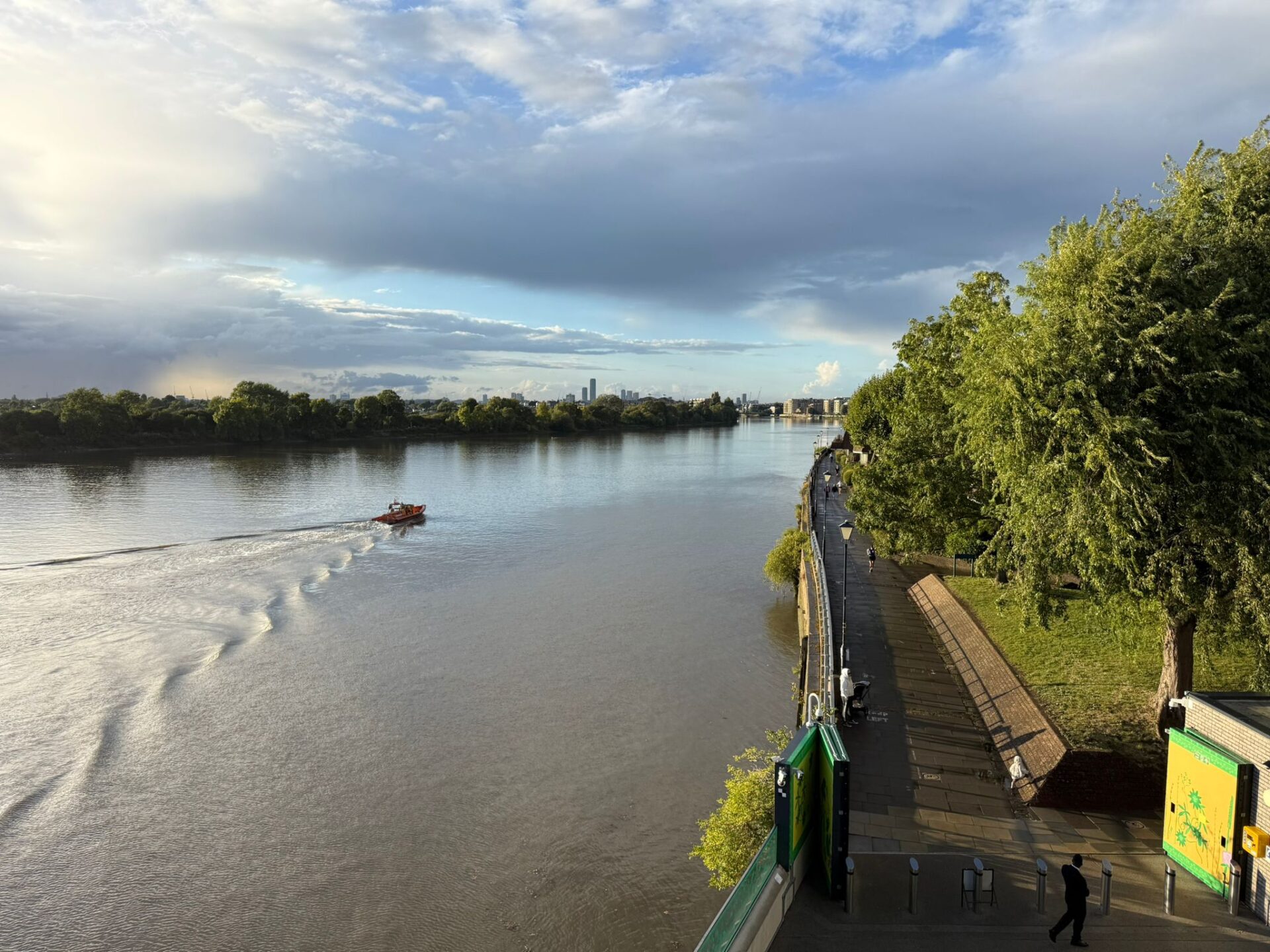 the river thames with speed boat