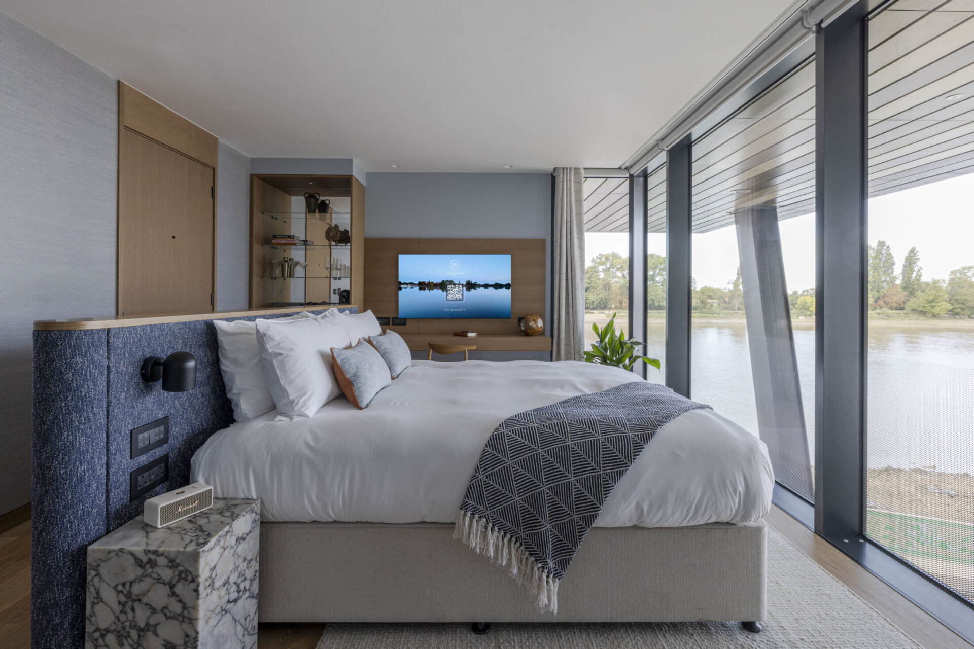 Azzurro River Room - 101 3