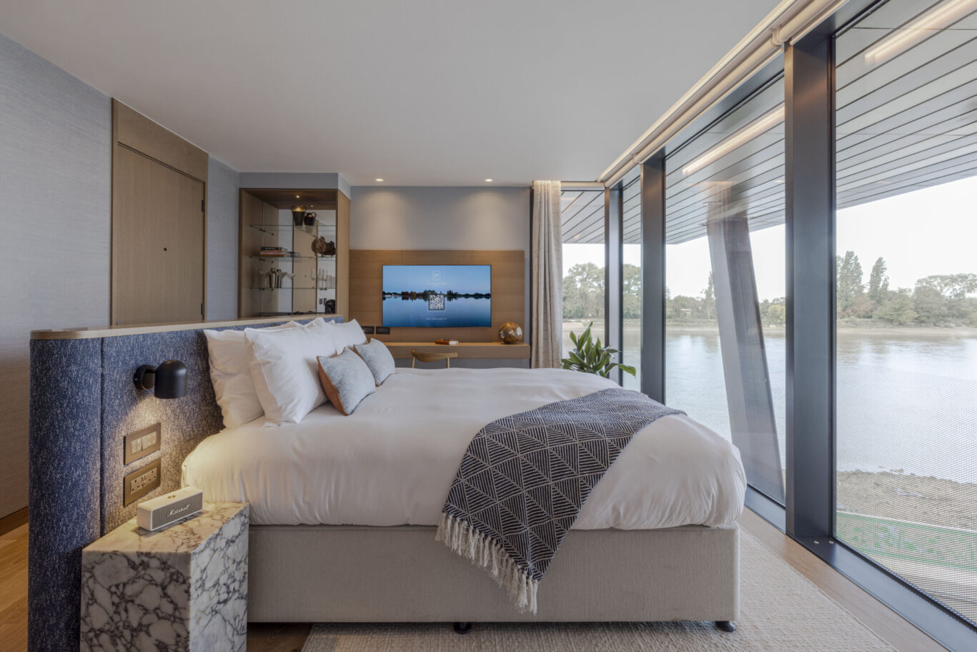 EDV_0090 with TV image (1)