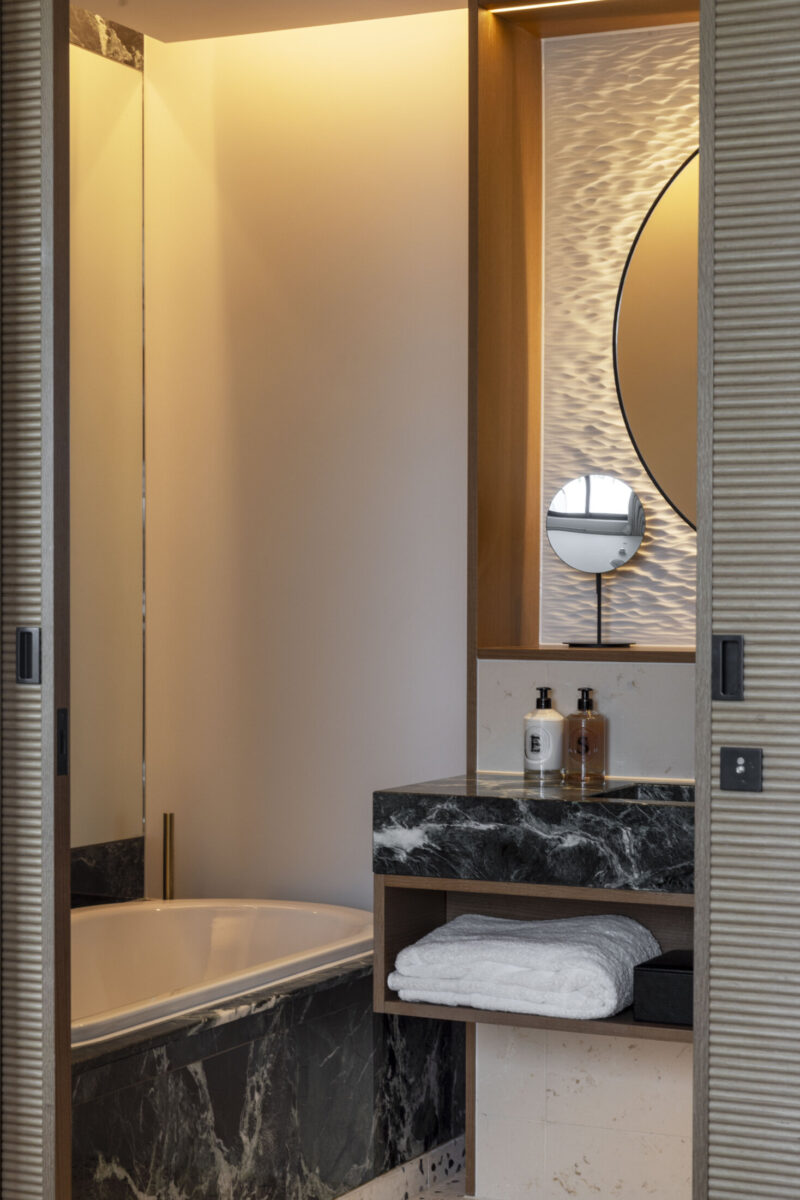 Emerald Junior Suite Bathroom Diptyque – Light On 2