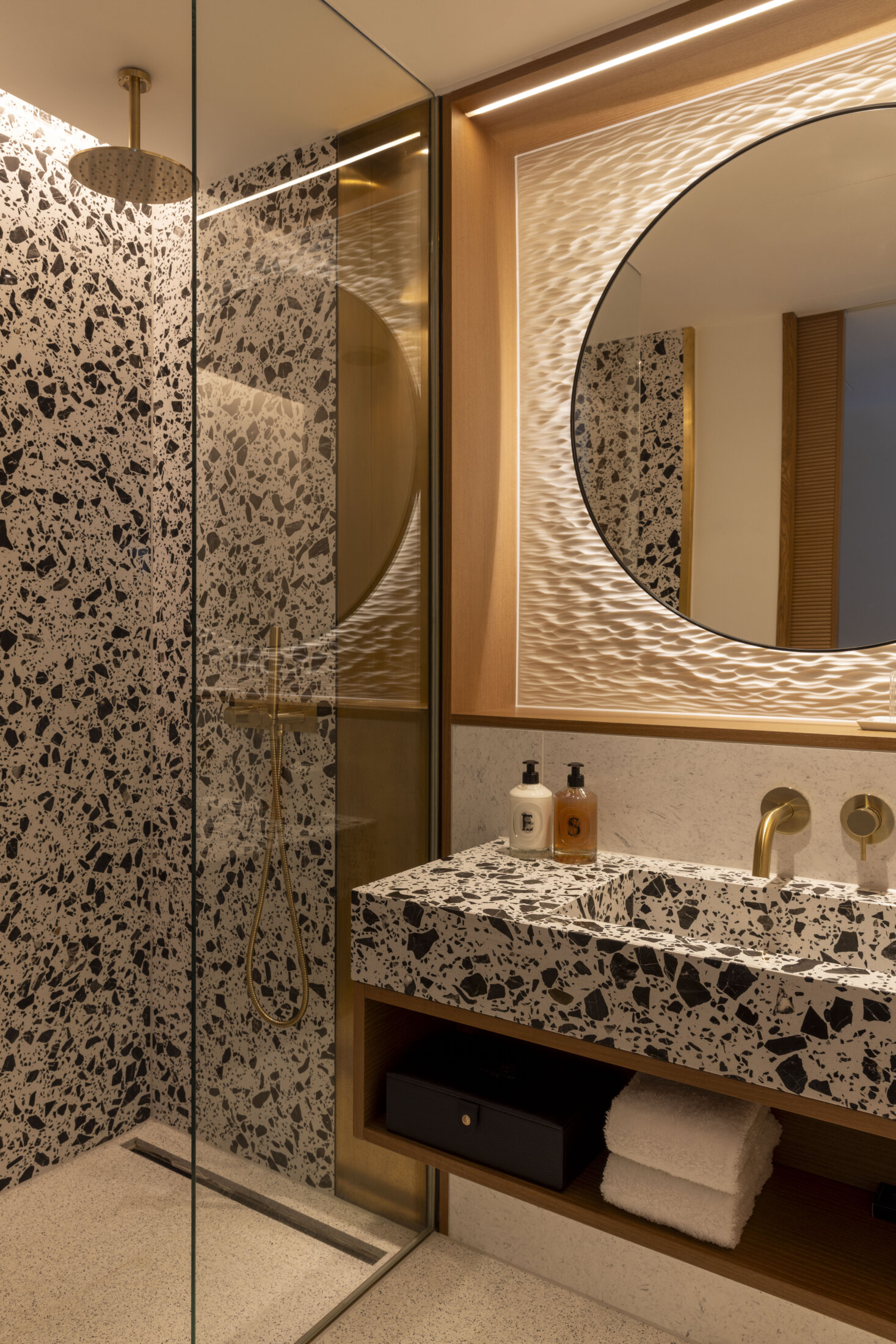 Calligraphy River Room Bathroom