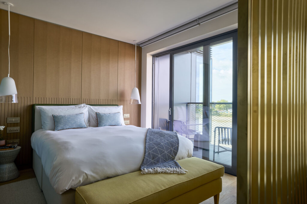 Emerald Junior Suite Bedroom Brass Screen